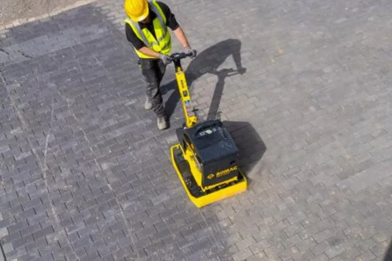 Dwukierunkowa zagęszczarka gruntu BOMAG BPR 35/60 D STONEGUARD