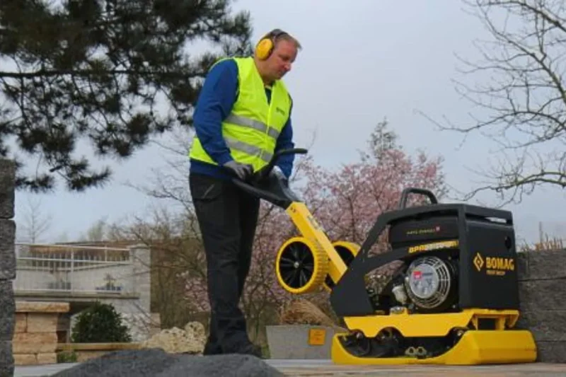 Dwukierunkowa zagęszczarka gruntu BOMAG BPR 35/60 STONEGUARD