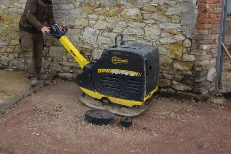 Dwukierunkowa zagęszczarka gruntu BOMAG BPR 70/70 D/E