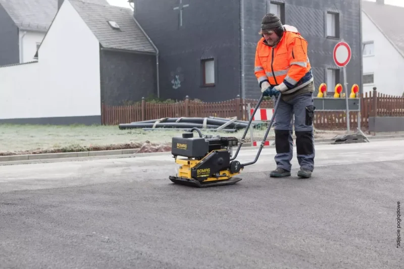 Jednokierunkowa zagęszczarka gruntu BOMAG BVP 18/45 E
