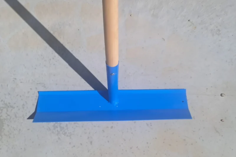 Stalowy zgarniacz betonu Beton Trowel BT009992C z drewnianym trzonkiem