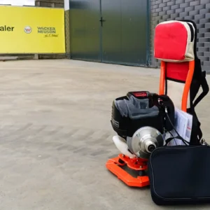 Wibrator plecakowy do betonu CONMEC CPV z silnikiem Honda