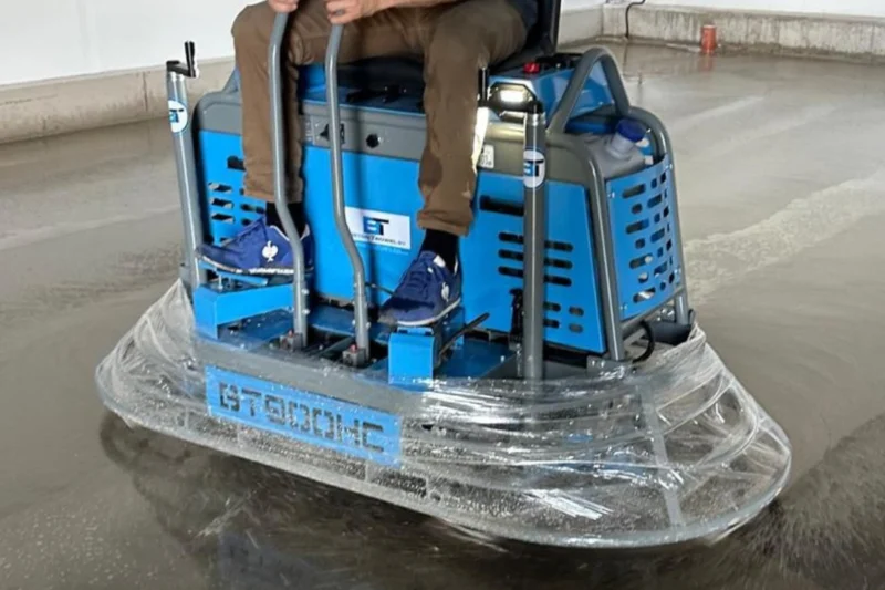 Zacieraczka samojezdna podwójna do betonu BETON TROWEL BT900H24TC 2x90 cm