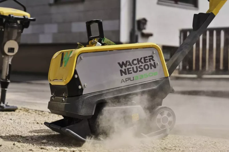 Zagęszczarka akumulatorowa rewersyjna WACKER NEUSON APU 3050E