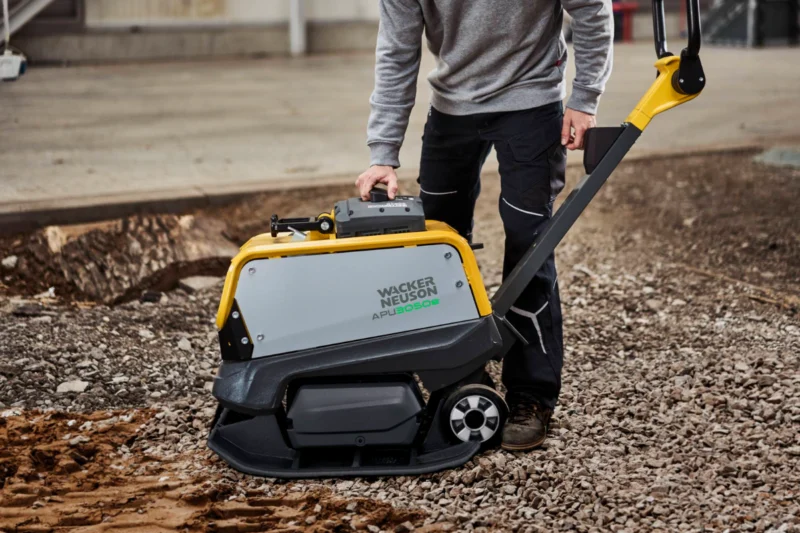 Zagęszczarka akumulatorowa rewersyjna WACKER NEUSON APU 3050E