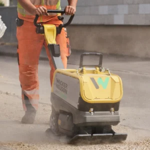 Zagęszczarka akumulatorowa rewersyjna WACKER NEUSON APU 3050E
