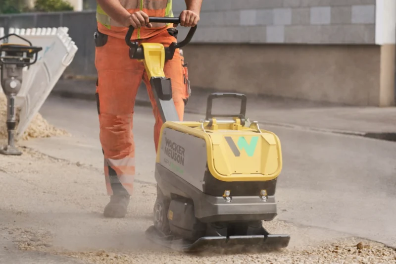 Zagęszczarka akumulatorowa rewersyjna WACKER NEUSON APU 3050E