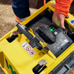 Zagęszczarka akumulatorowa rewersyjna WACKER NEUSON APU 3050E