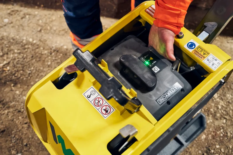 Zagęszczarka akumulatorowa rewersyjna WACKER NEUSON APU 3050E