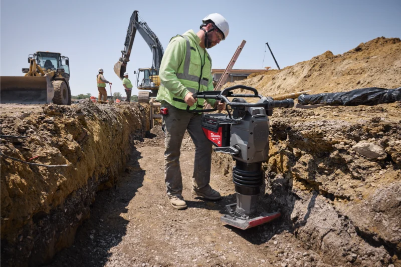 Akumulatorowa zagęszczarka stopowa MILWAUKEE MX FUEL MXF RAM60-122